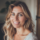 Femme souriante avec des cheveux blonds, portrait lumineux.